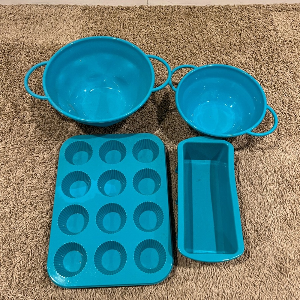 Blue rubber bakeware set